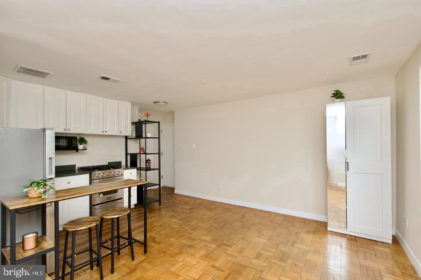 4840 Macarthur Nw #504 Property Photo 15