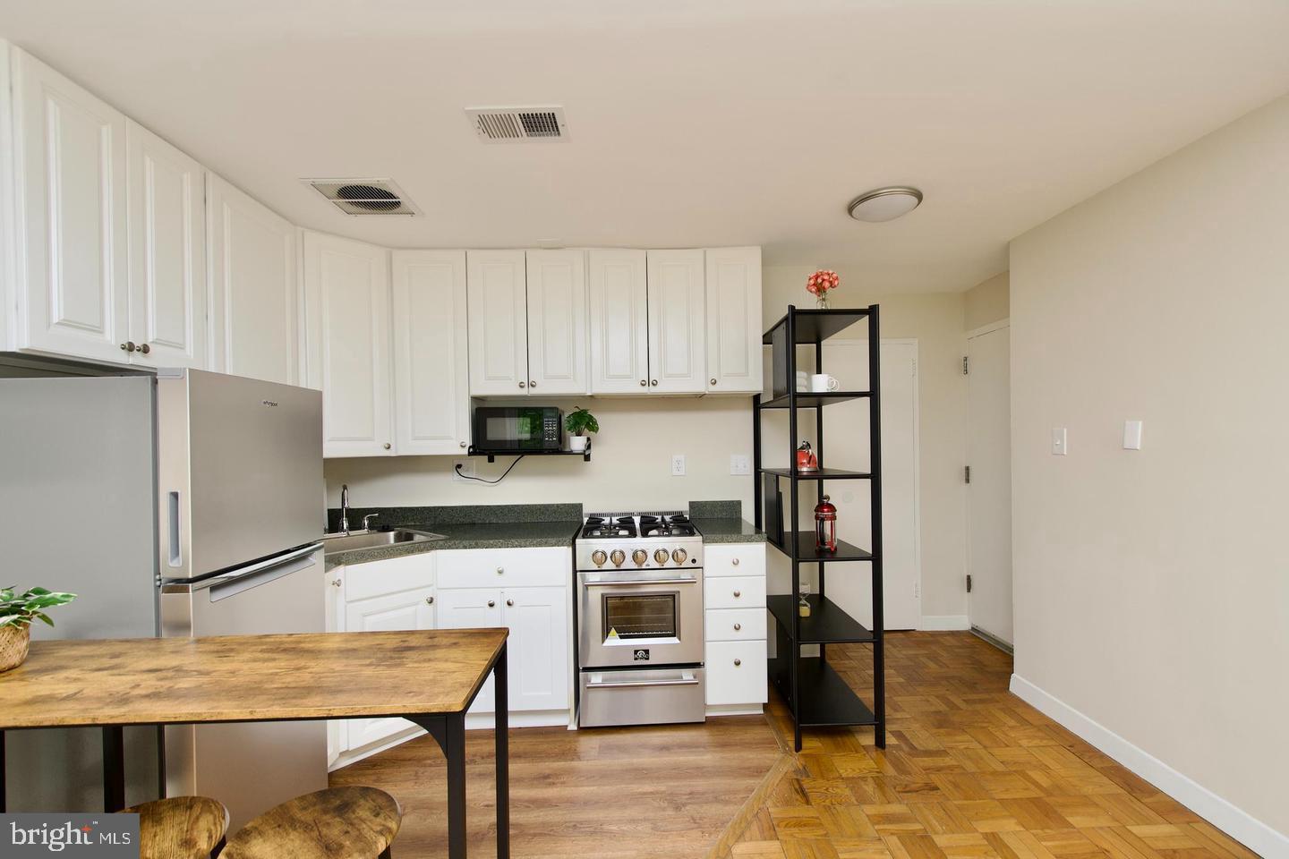 4840 Macarthur Nw #504 Property Photo 16