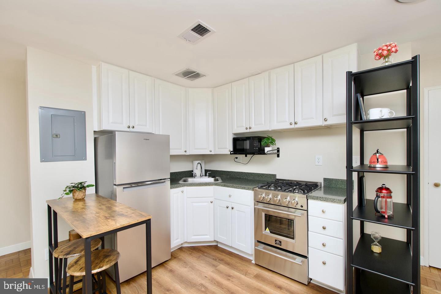4840 Macarthur Nw #504 Property Photo 17