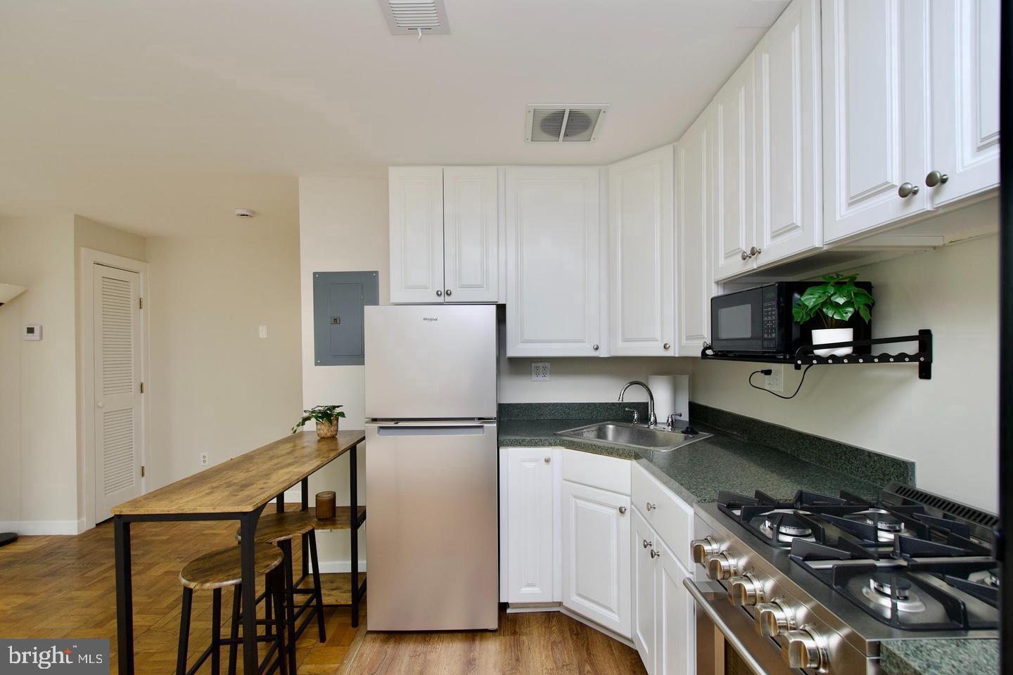 4840 Macarthur Nw #504 Property Photo 18