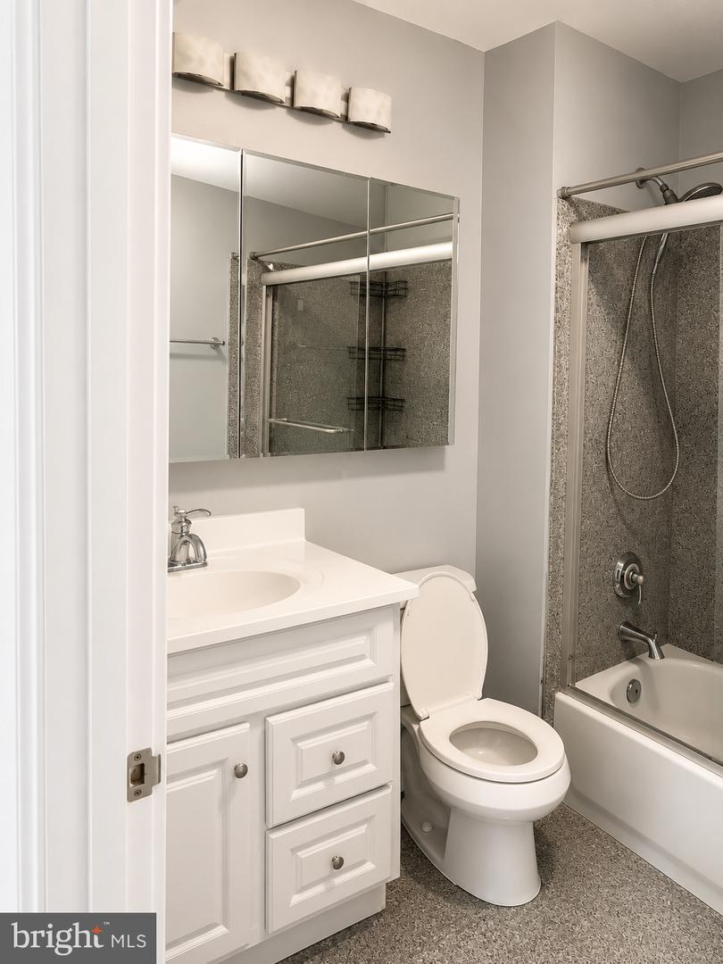 1352 Longfellow St Nw #206 Property Photo 18