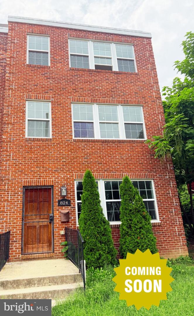824 EASTERN AVE NE Property Photo 1