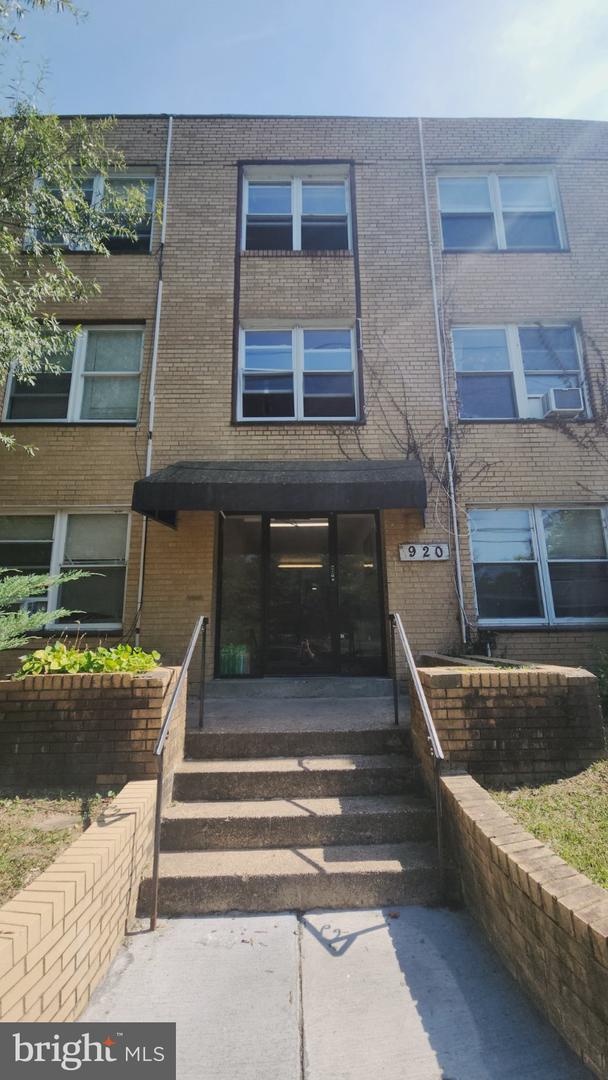 920 Madison St Nw #301 Property Photo 2