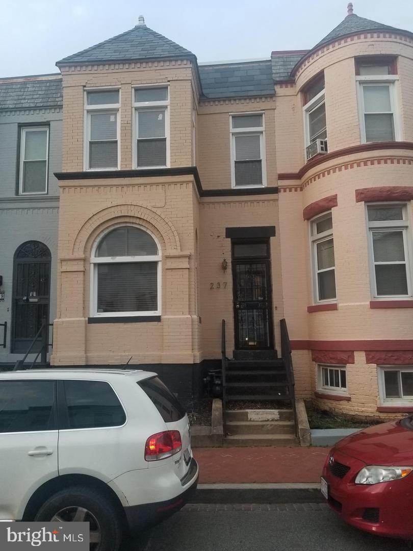 237 Elm St Nw Property Photo 1