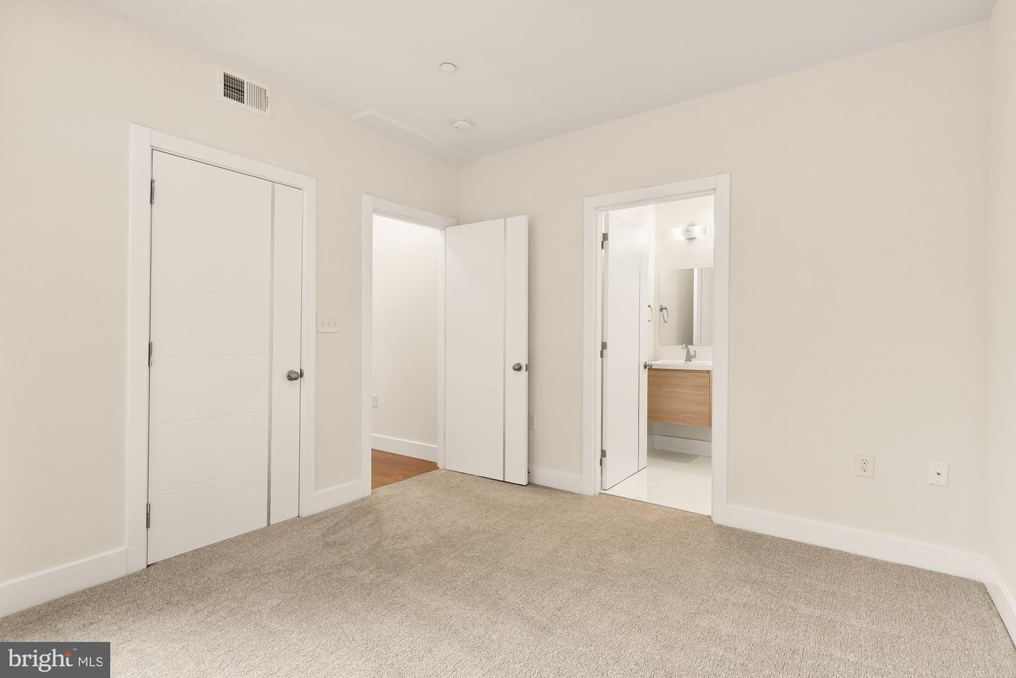 1940 3rd St Ne #6 Property Photo 17