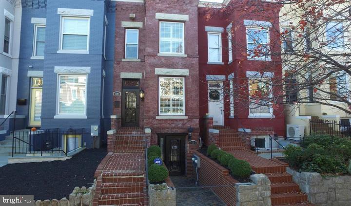 1209 E St Ne Property Photo 1