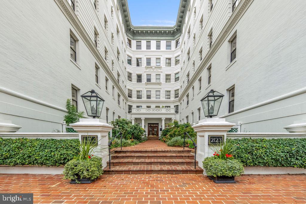 2123 California St Nw #f1 Property Photo 1