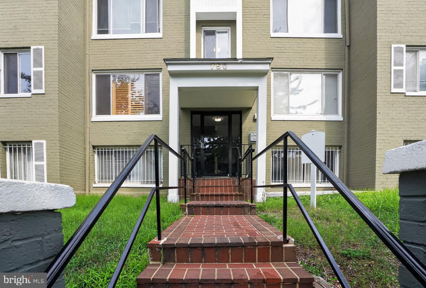 750 BARNABY ST SE #T3 Property Photo 1