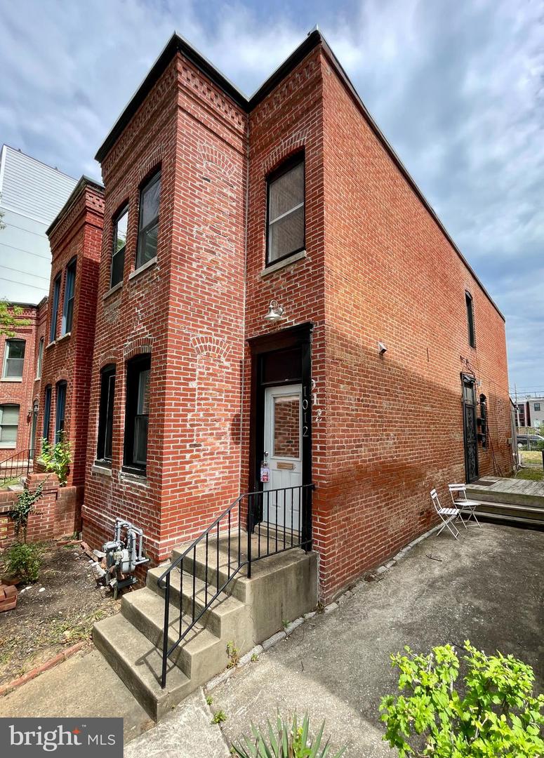 1012 Florida Ave Ne Property Photo 4