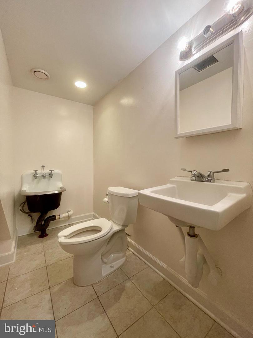 1012 Florida Ave Ne Property Photo 9