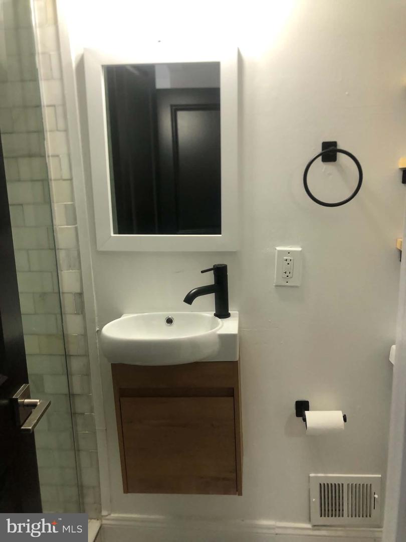 5715 Clay St Ne Property Photo 3