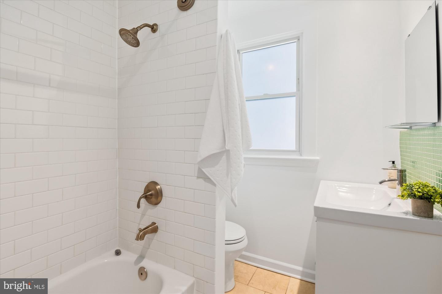 DCDC2275966 Property Photo 18