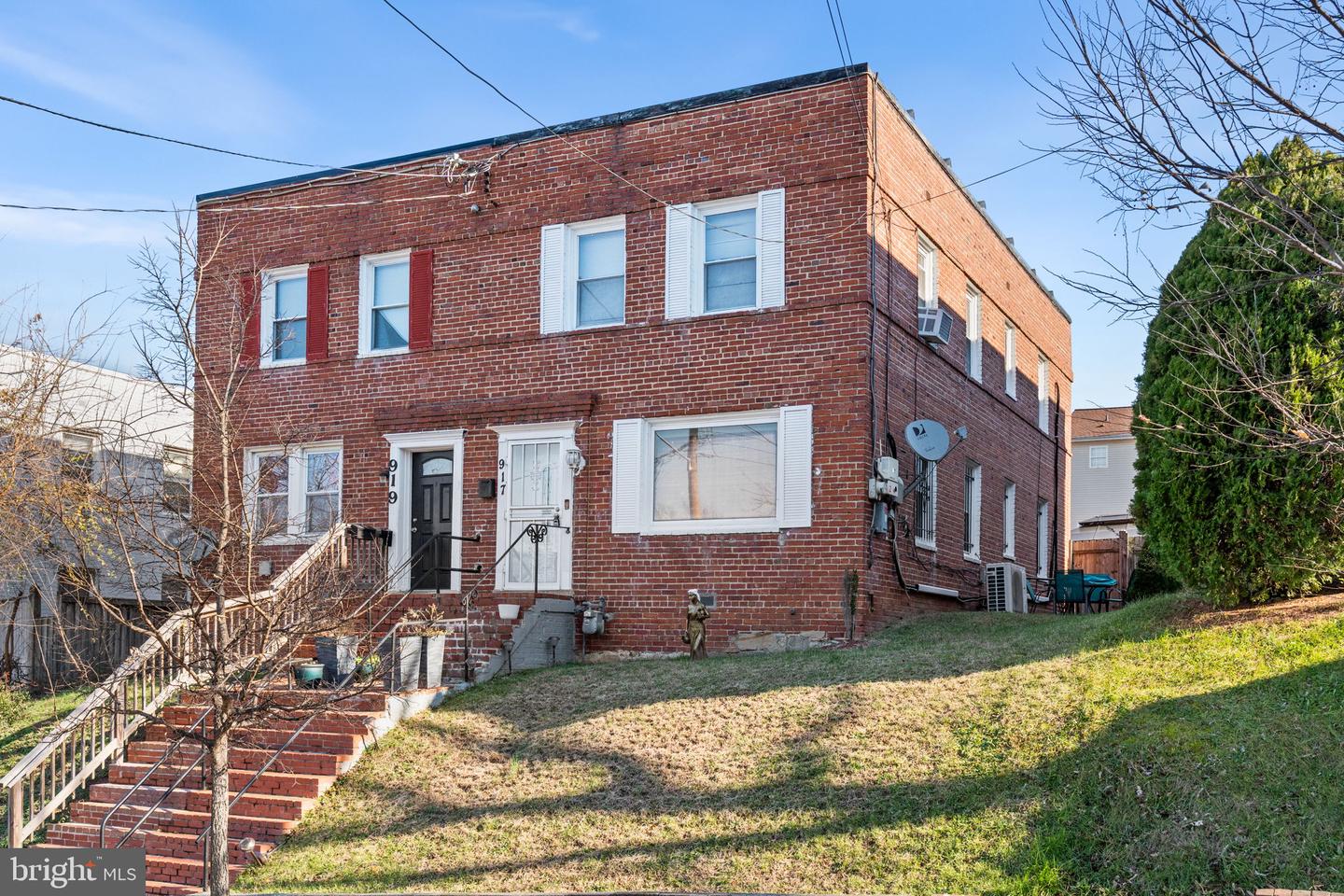 917 47TH ST NE Property Photo 1