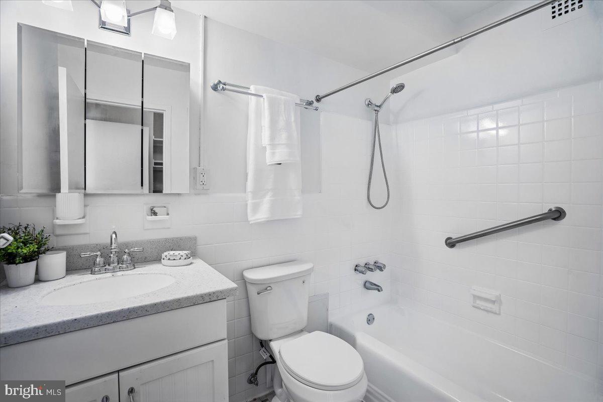 2710 Macomb St Nw #111 Property Photo 13