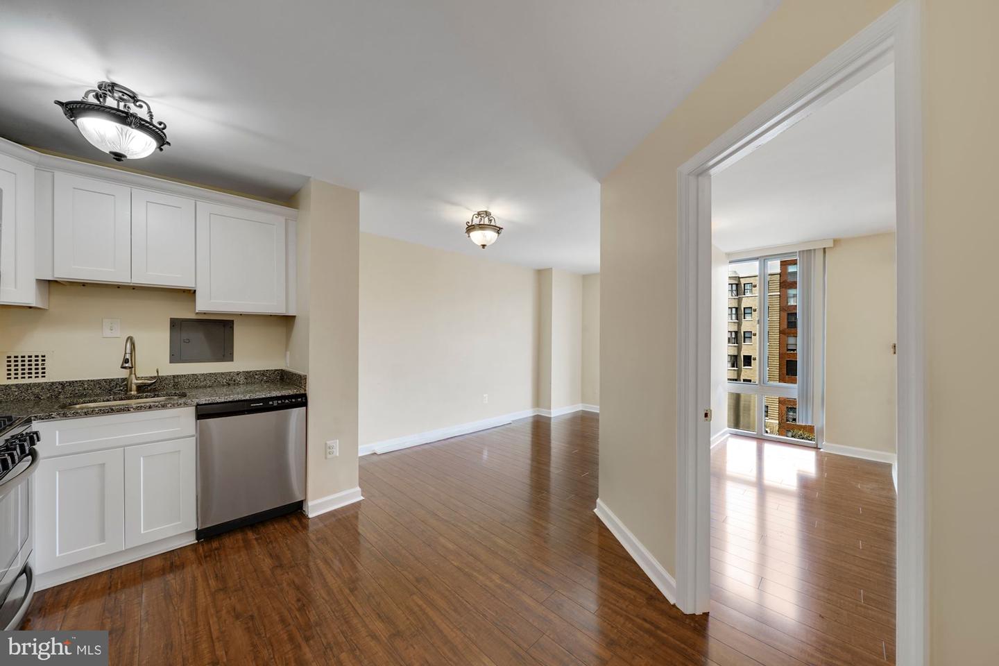 950 Nw 25th St Nw #704-n Property Photo 7