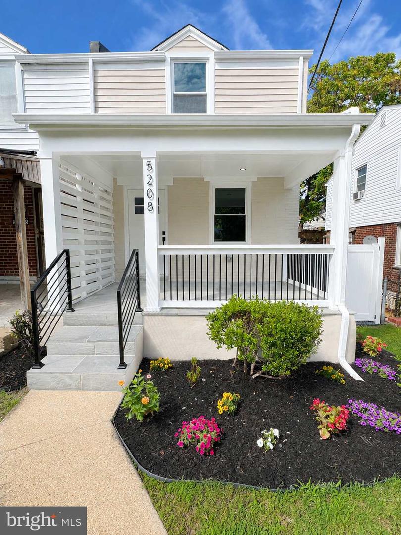 5208 Jay St Ne Property Photo 1