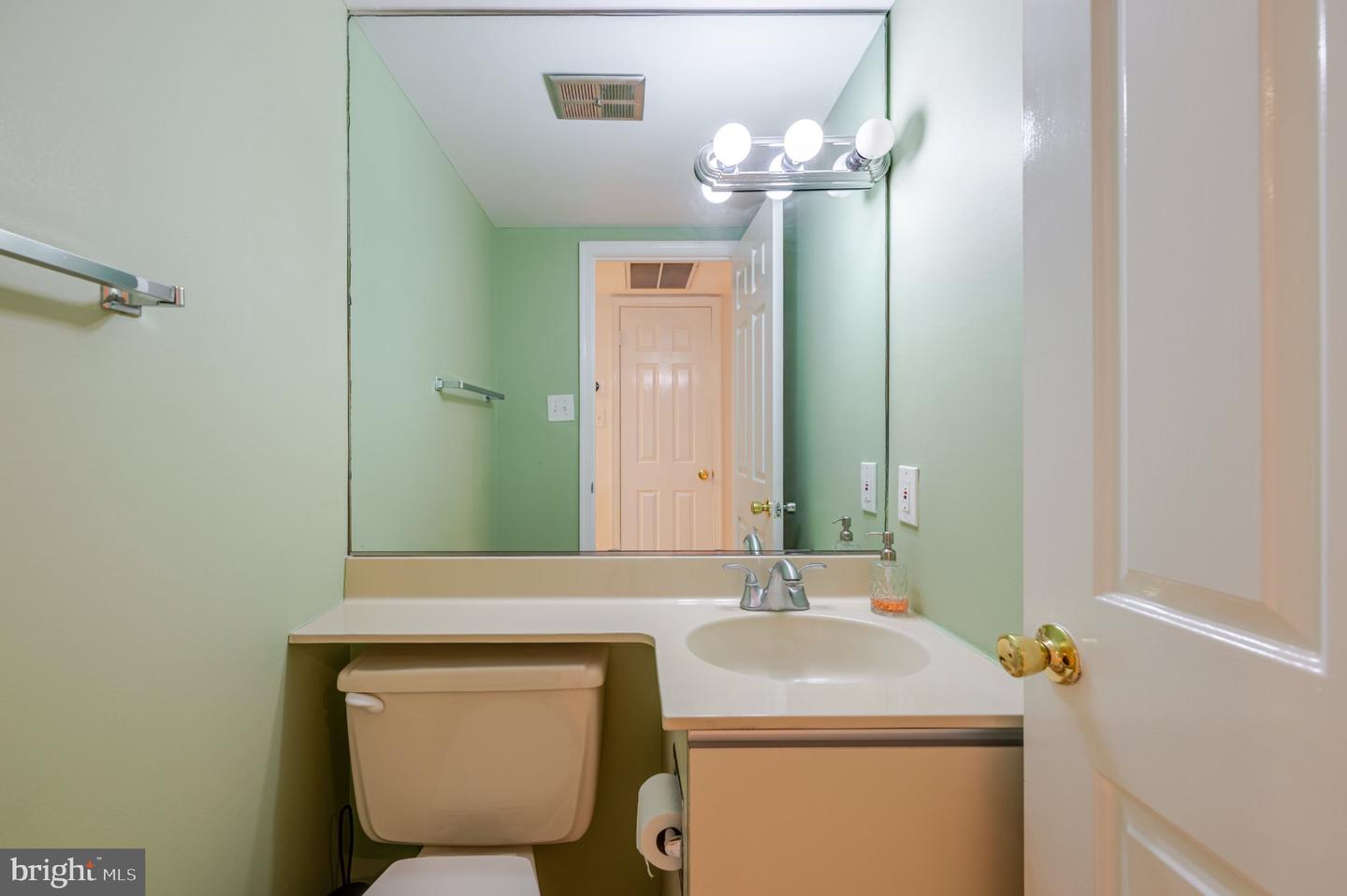 4605 Macarthur Blvd Nw #b Property Photo 16