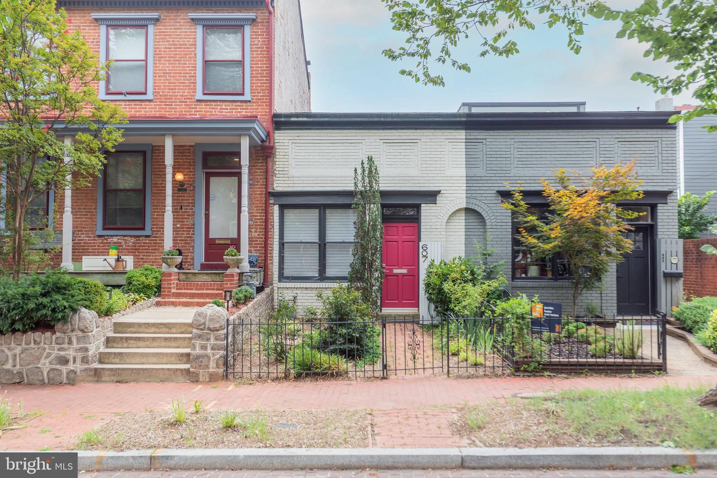 607 CONSTITUTION AVE NE Property Photo 1