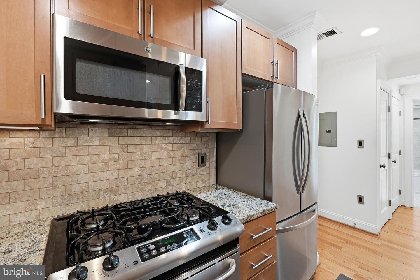 739 Newton Pl Nw #202 Property Photo 3