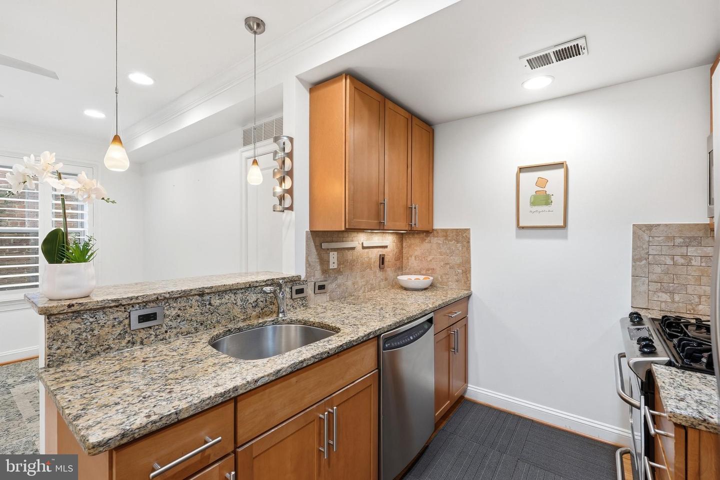 739 Newton Pl Nw #202 Property Photo 4