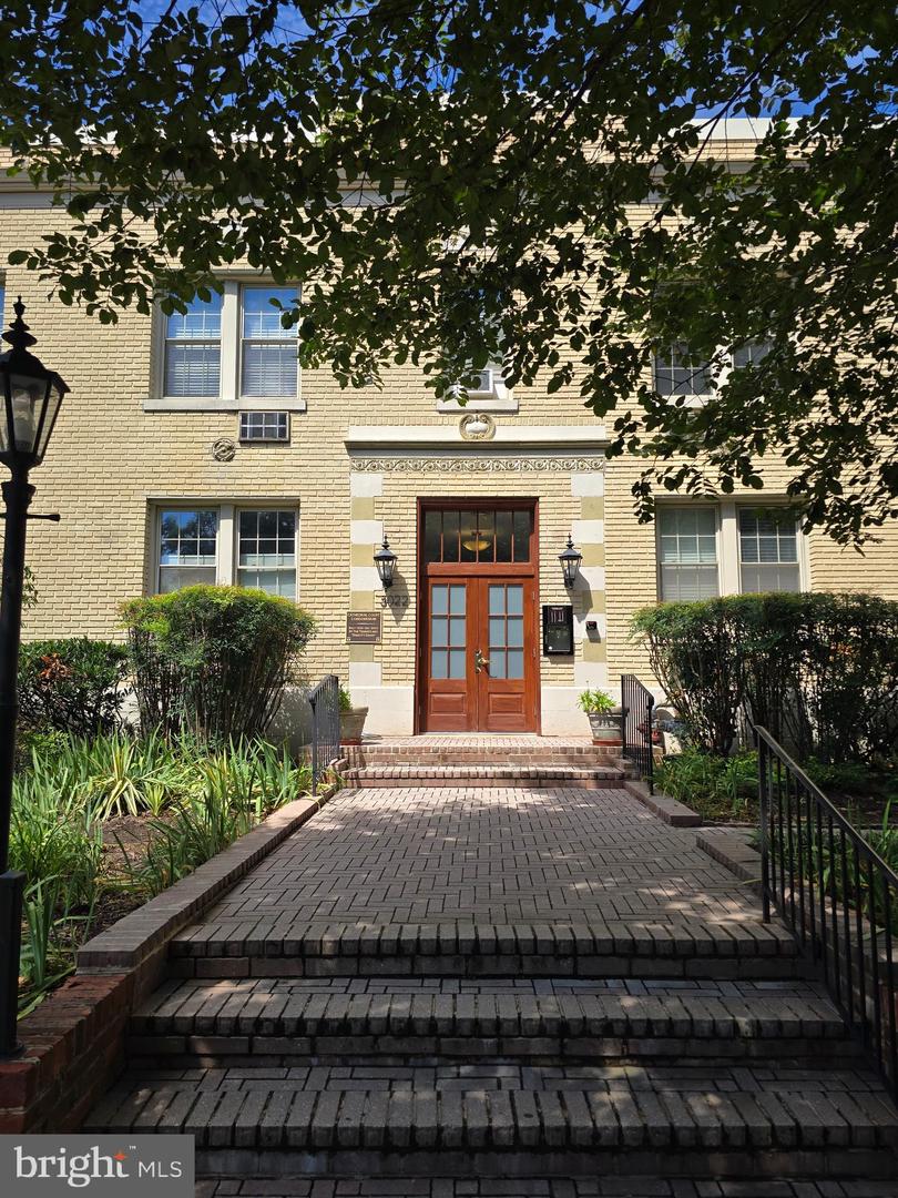 3022 WISCONSIN AVE NW #201 Property Photo 1