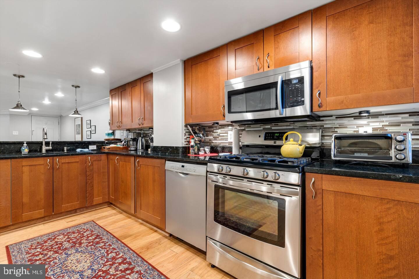104 R St Ne #b Property Photo 6