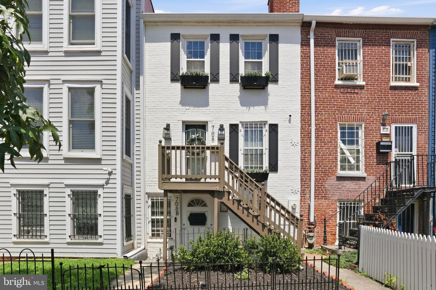 708 I ST SE #B Property Photo 1