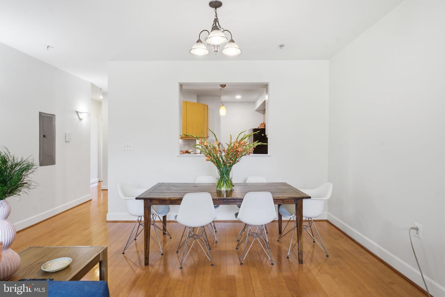 1358 Monroe St Nw #b Property Photo 9