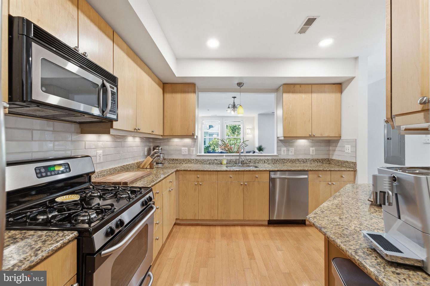 1358 Monroe St Nw #b Property Photo 13