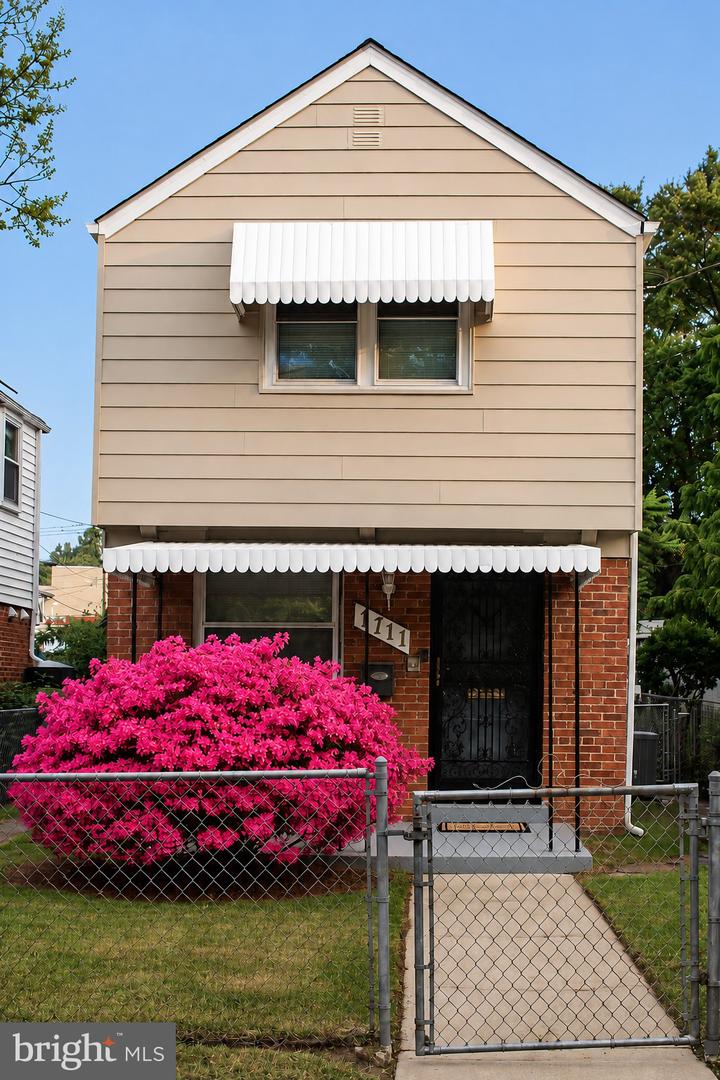 1711 Newton St Ne Property Photo 1