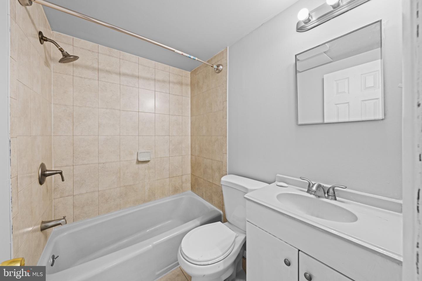 1221 47th Pl Ne Property Photo 4