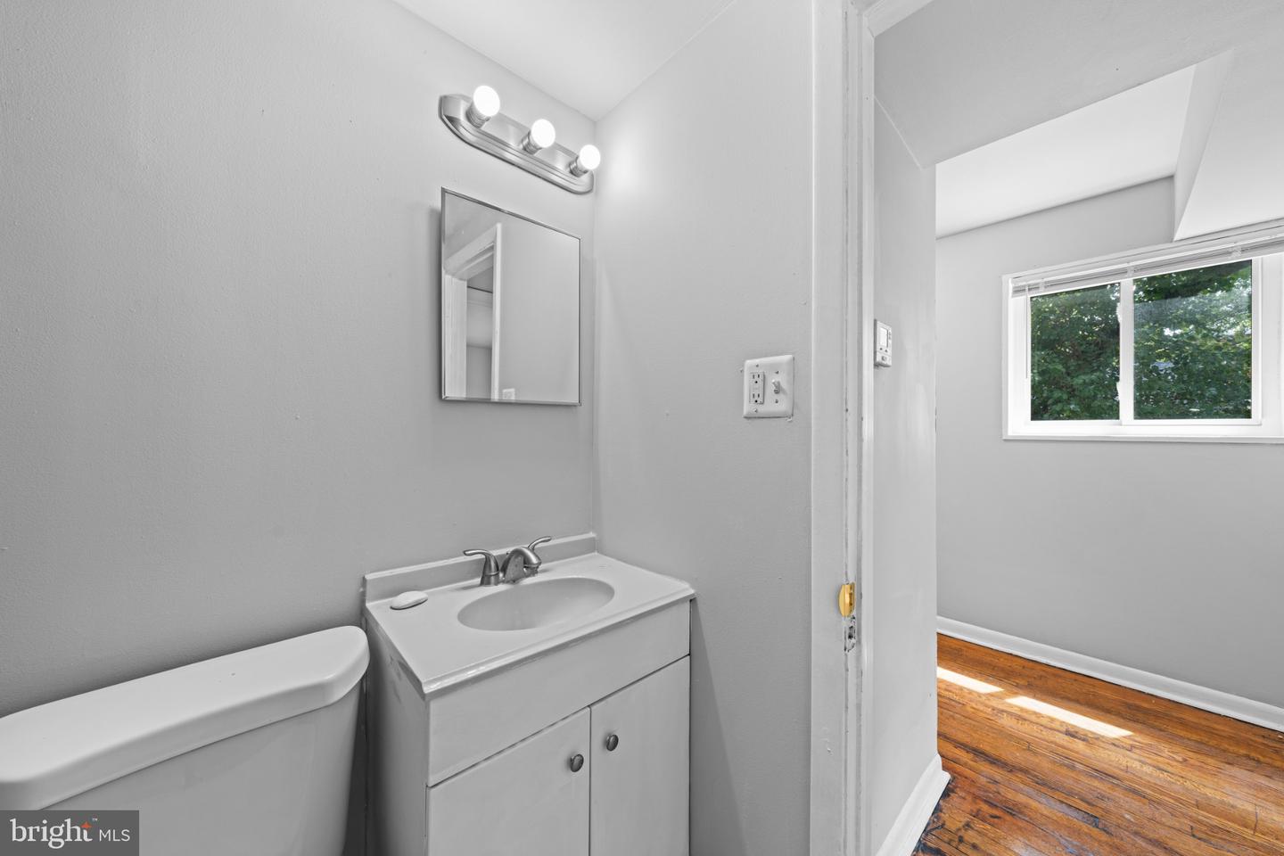 1221 47th Pl Ne Property Photo 5