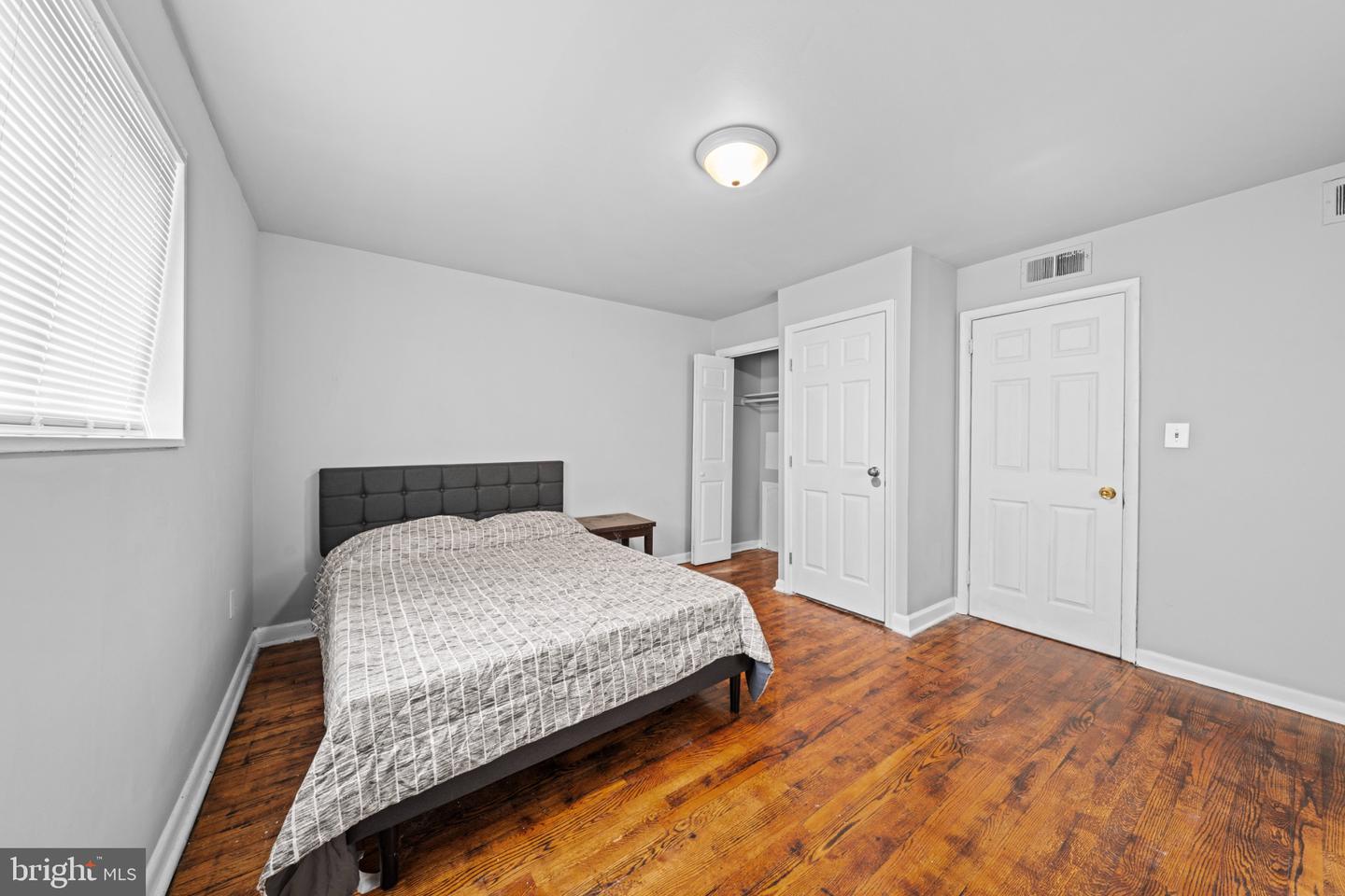 1221 47th Pl Ne Property Photo 6