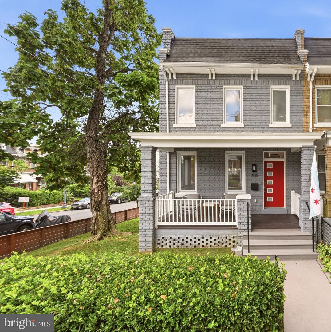 700 Longfellow St Nw Property Photo 1