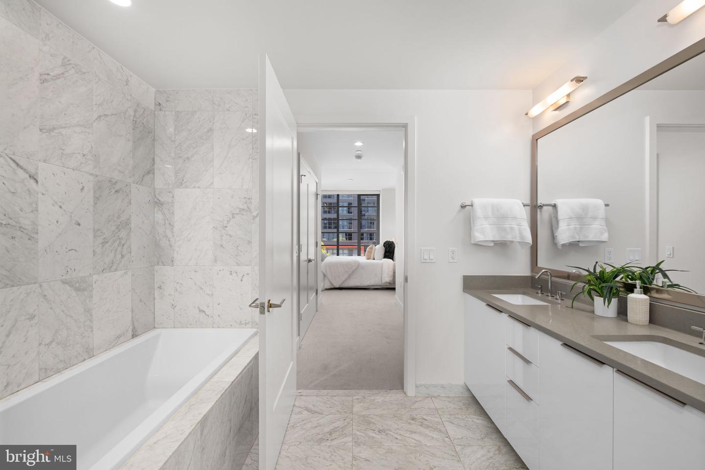 45 Sutton Sq Sw #406 Property Photo 12