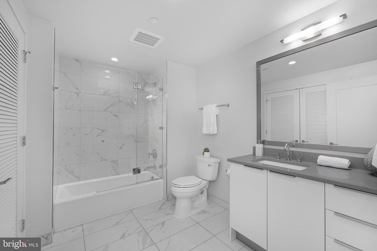 45 Sutton Sq Sw #406 Property Photo 18
