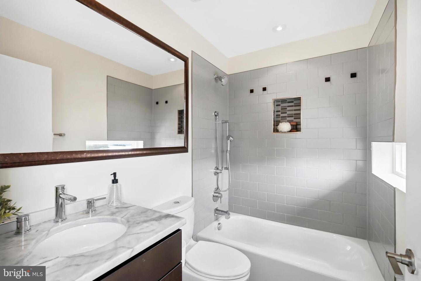 1202 Jackson St Ne #102 Property Photo 27