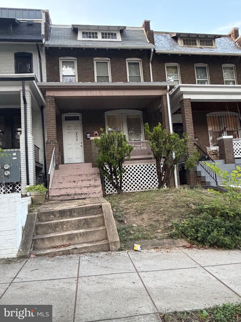 635 IRVING ST NW Property Photo 1