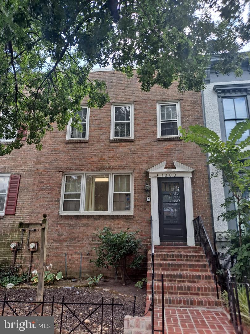 1009 E ST SE Property Photo 1