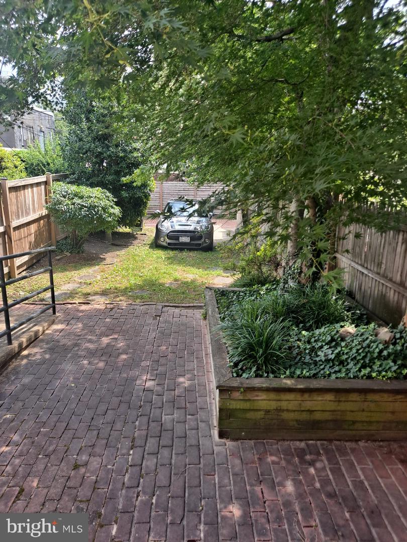 1009 E St Se Property Photo 16