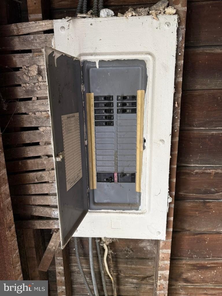 4304 Jay St Ne Property Photo 3