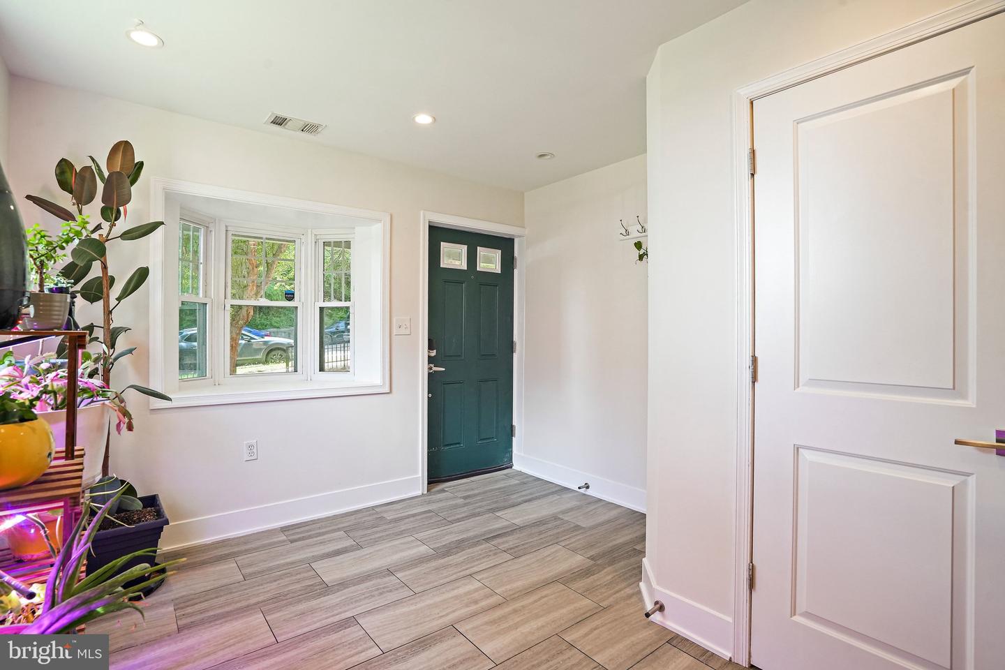 1730 Montana Ave Ne #1730 Property Photo 4