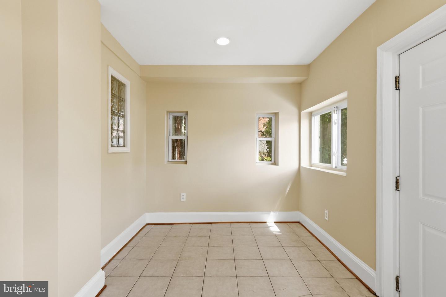 608 Kenyon St Nw Property Photo 11