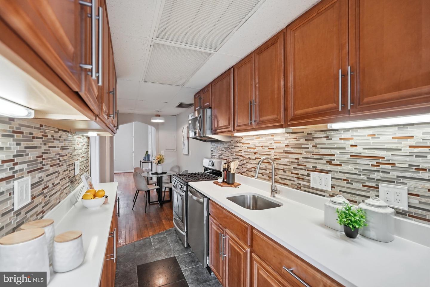 941 Randolph St Nw #b Property Photo 7