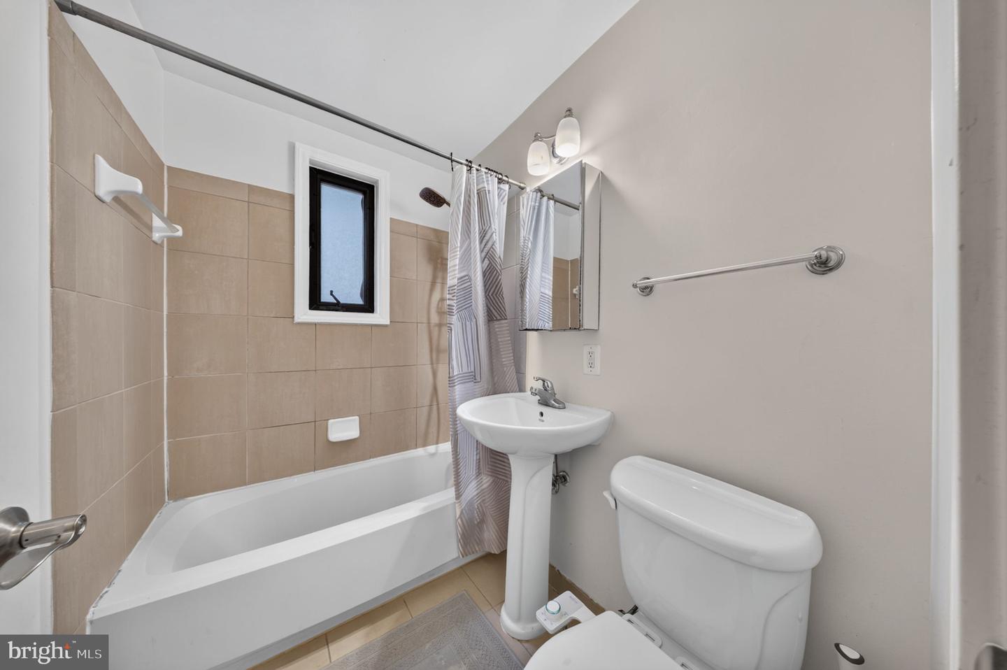 2725 39th St Nw #201 Property Photo 15