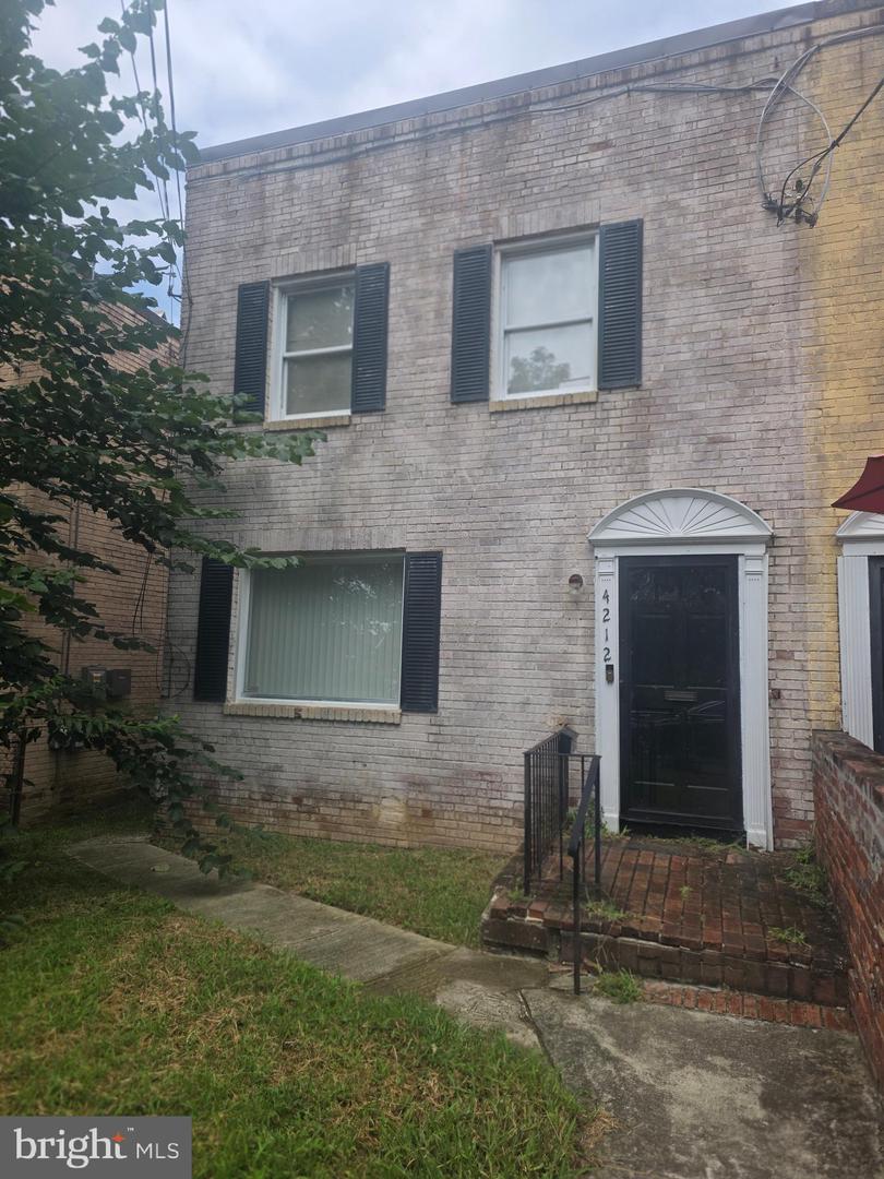 4212 Clay St Ne Property Photo 2