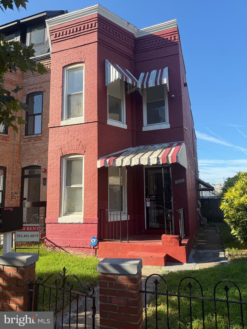 1249 Morse St Ne Property Photo 2