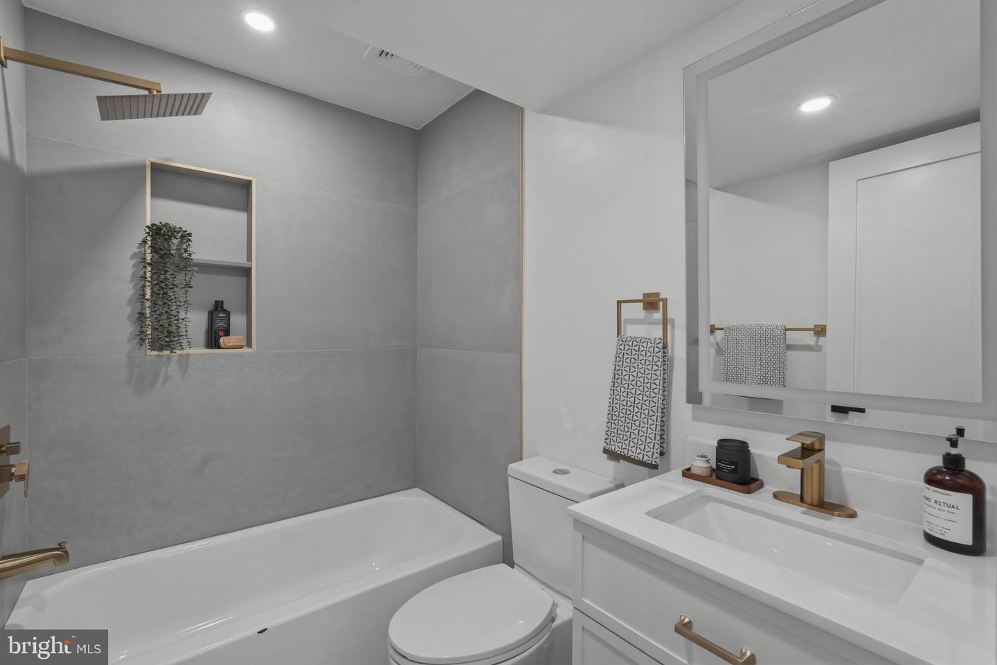 1355 Longfellow St Nw Property Photo 27