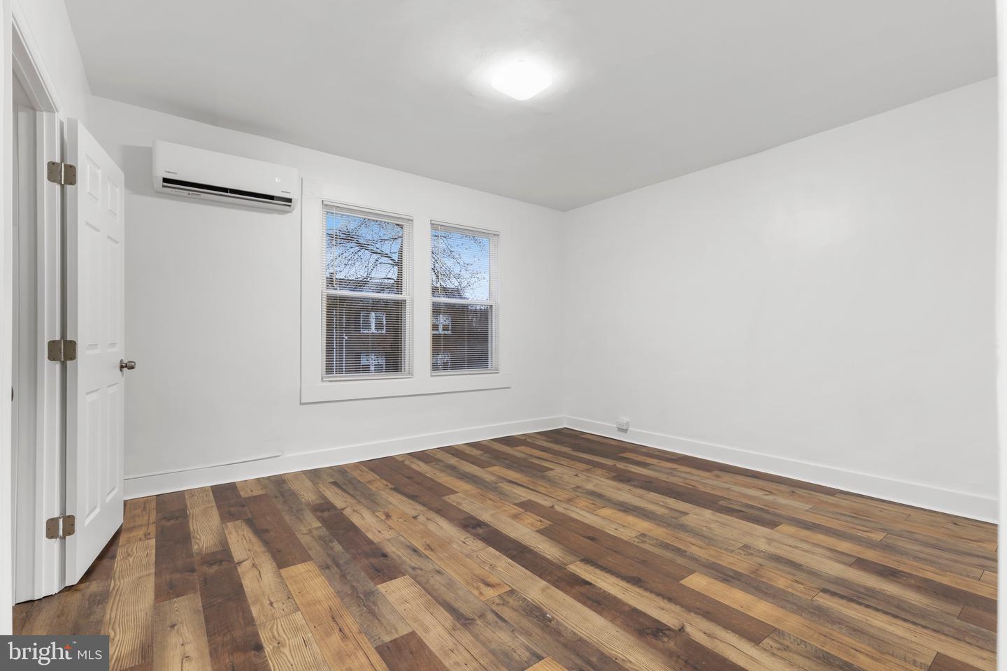 1512 ISHERWOOD ST NE #4 Property Photo 1