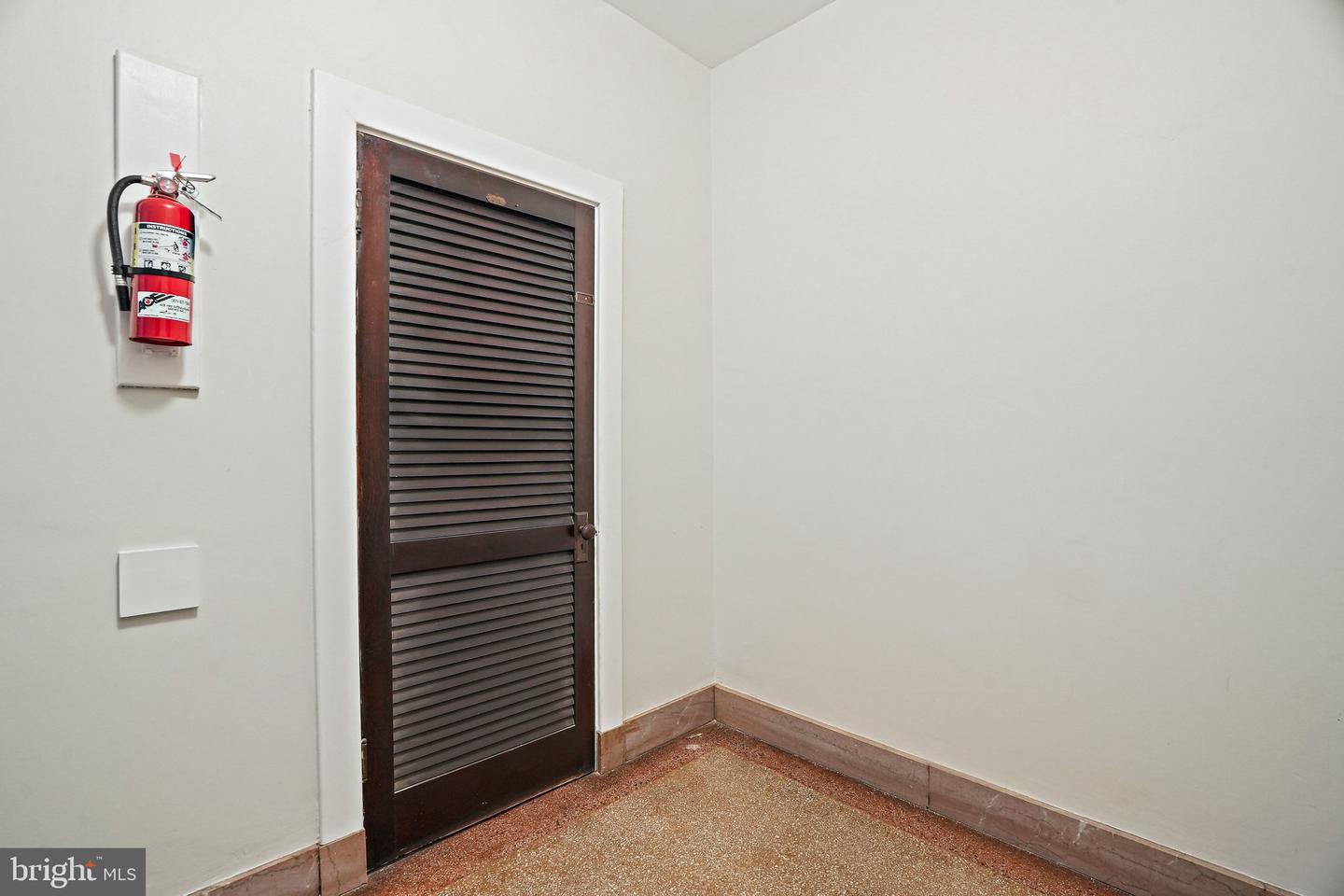 3018 Porter St Nw #201 Property Photo 5